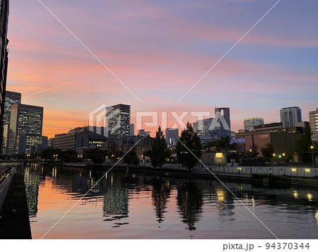 都会の夕暮れ 94370344