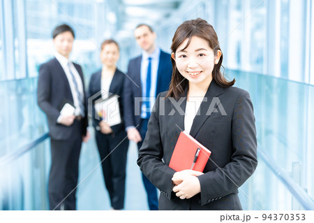 女性を中心としたビジネスチーム  94370353