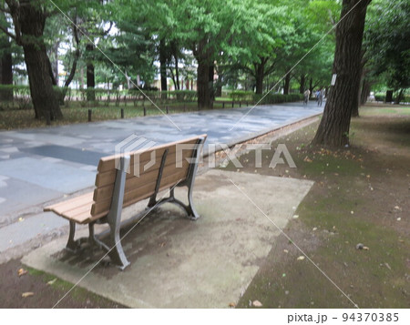 ポッかりとした公園のベンチ ポッかりとした公園のベンチ 94370385