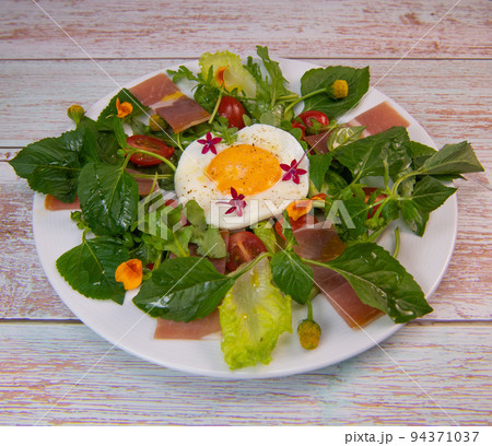 Recipe Fried egg on a bed of salad with Mafane, rocket, cherry tomato, cured ham and a balsamic Recipe Fried egg on a bed of salad with Mafane, rocket, cherry tomato, cured ham and a balsamic 94371037