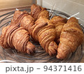 焼き立ての美味しいクロワッサン 94371416