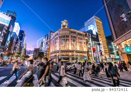 日本の東京都市景観 8週世界最多・死者数5週世界2番目。銀座はコロナ禍前の人出＝9月16日 94372411
