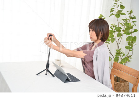 動画配信の準備をする女性 動画配信の準備をする女性 94374611