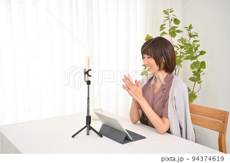 動画配信をする女性 94374619