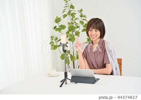 動画配信をする女性 94374627