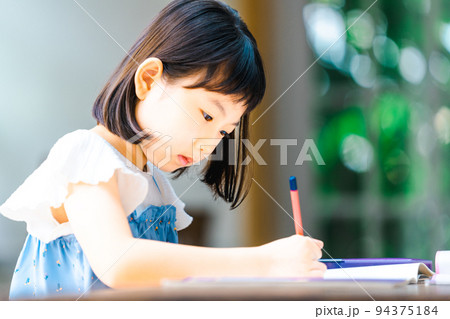 勉強する小学生の女の子 94375184