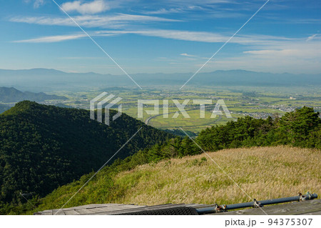 高ツムジ山から望む米沢盆地と東北中央自動車道 94375307