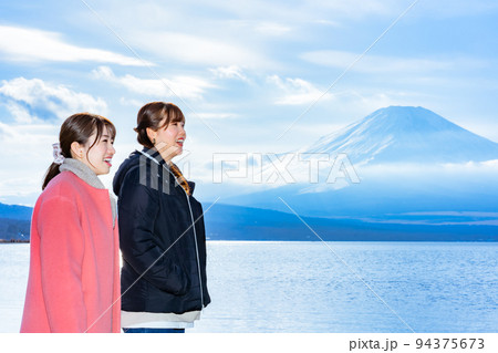 女子旅で山中湖からの富士山を楽しむ二人の女性 94375673