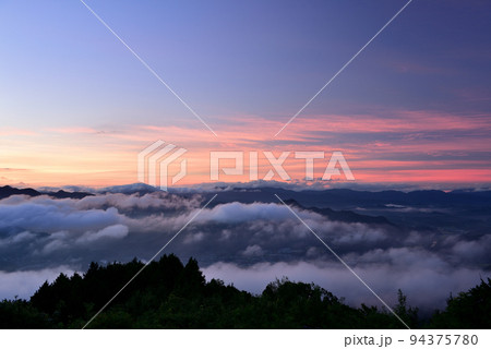 鳥見山からの宇陀盆地の雲海 94375780