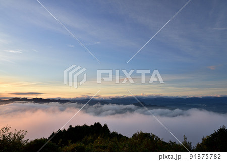 鳥見山からの宇陀盆地の雲海 鳥見山からの宇陀盆地の雲海 94375782