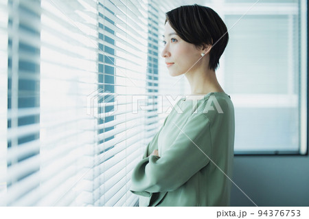 窓辺の女性 窓辺の女性 94376753