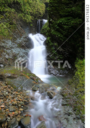 栃木県那須塩原市塩原字東山国有林　塩原十名瀑のひとつ、竜が登っているような豪快な三段の竜化の滝 94376832