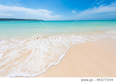 宮古島の美しい海と与那覇前浜のビーチ 94377344