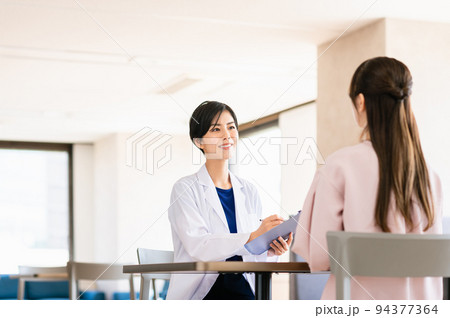 患者を問診する女性医師 患者を問診する女性医師 94377364