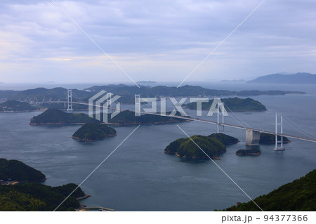 瀬戸内海の亀老山展望台から望む夕暮れの来島海峡大橋の風景 94377366