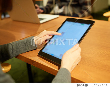 タブレットでミーティングする女性 94377373