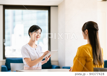 接客する美容クリニックのスタッフ 接客する美容クリニックのスタッフ 94377428