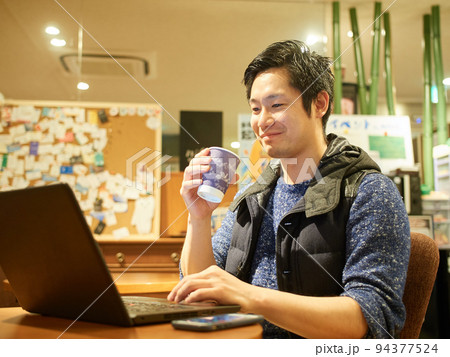 シェアオフィスで仕事をするアジア人男性 94377524