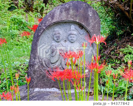 彼岸花と道祖神 94377842