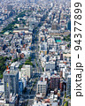 高層ビルの上から見える大阪の街並み 94377899