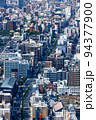 高層ビルの上から見える大阪の街並み 94377900