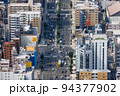 高層ビルの上から見える大阪の街並み 94377902