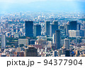 高層ビルの上から見える大阪の街並み 94377904