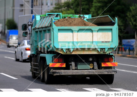 走行中のダンプトラック　イメージ 94378507