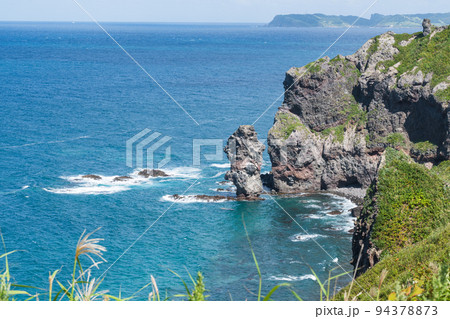 積丹ブルーの大海原にせり出した絶景の神威岬の名所 水無しの立岩と念仏トンネル 積丹ブルーの大海原にせり出した絶景の神威岬の名所 水無しの立岩と念仏トンネル 94378873