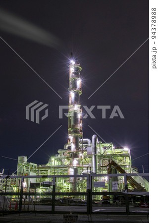 一本の煙突から薄煙が出てる工場夜景 一本の煙突から薄煙が出てる工場夜景 94378988