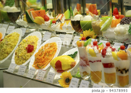 斜めから見たレトロな喫茶店の食品サンプル 94378993