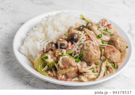 肉団子の餡かけライス 94379537