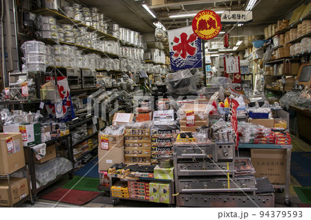 大阪の道具屋筋の調理用具が並ぶ店先 大阪の道具屋筋の調理用具が並ぶ店先 94379593