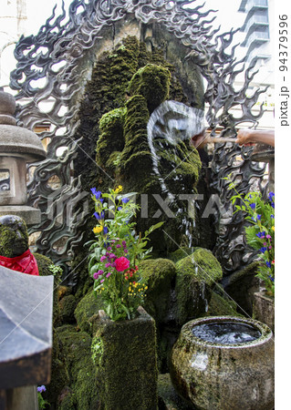 水がかけられている大阪の法善寺,水掛不動尊 水がかけられている大阪の法善寺,水掛不動尊 94379596