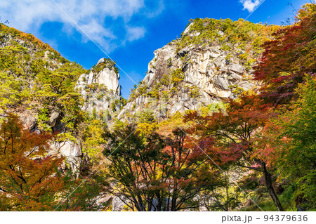 日本一の渓谷美 山梨甲府の秋の絶景 紅葉の昇仙峡 覚円峰と夢の松島 日本一の渓谷美 山梨甲府の秋の絶景 紅葉の昇仙峡 覚円峰と夢の松島 94379636