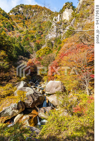 日本一の渓谷美 山梨甲府の秋の絶景 紅葉の昇仙峡 覚円峰と夢の松島 日本一の渓谷美 山梨甲府の秋の絶景 紅葉の昇仙峡 覚円峰と夢の松島 94379638