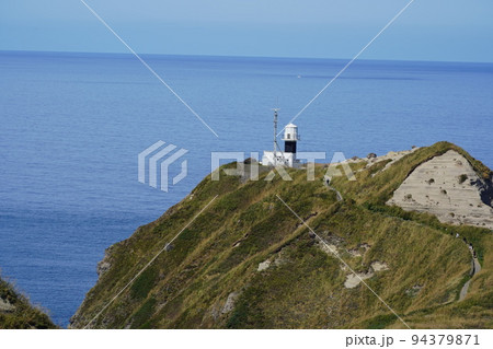 神威岬のチャレンカの小道から見た灯台 94379871
