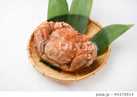 ザルに盛られた毛ガニ食材 ザルに盛られた毛ガニ食材 94379914