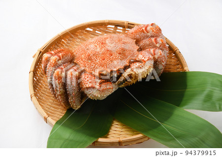 ザルに盛られた毛ガニ食材 ザルに盛られた毛ガニ食材 94379915