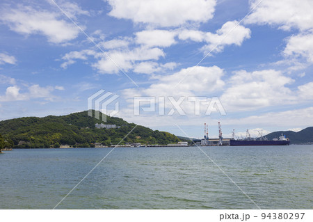 夏の瀬戸内海、広島県福山市浦崎町付近の景色 94380297