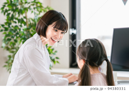 女の子を診察する女性の小児科医 94380331