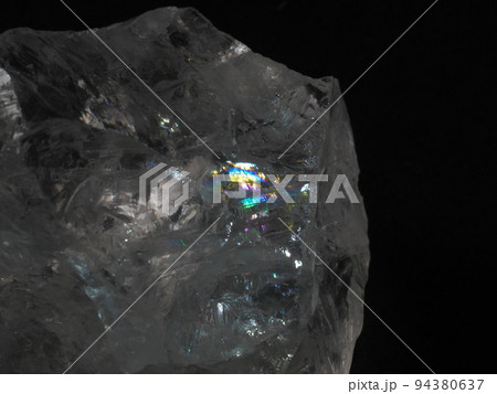 虹色に光る水晶 94380637