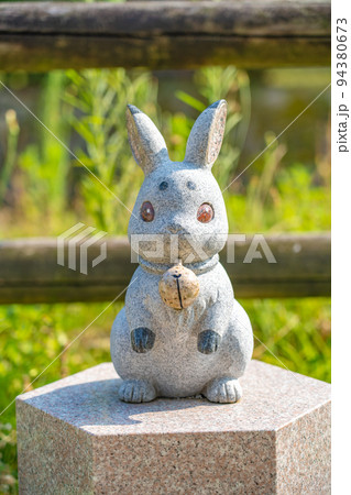 ウサギの石像^^ 森の中のうさぎの石像の写真・画像素材-Snapmart（スナップマート）
