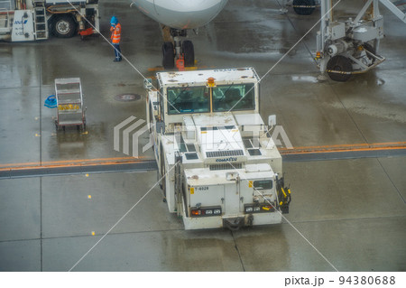 空港の移動車両(新千歳空港) 空港の移動車両(新千歳空港) 94380688