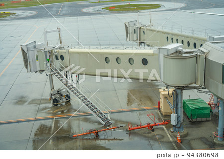 ボーディングブリッジ 旅客搭乗橋(新千歳空港) ボーディングブリッジ 旅客搭乗橋(新千歳空港) 94380698