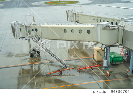 ボーディングブリッジ　旅客搭乗橋（新千歳空港） 94380704