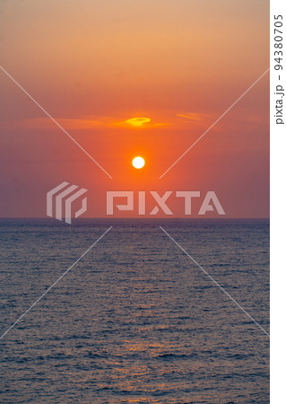 日御碕の夕日（島根県出雲市） 94380705