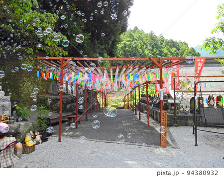 福岡県篠栗町の真言宗御室派山王寺境内の風鈴とシャボン玉 94380932