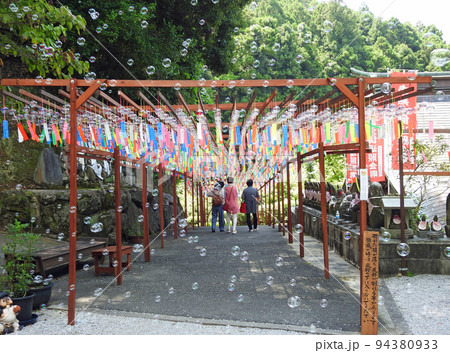 福岡県篠栗町の真言宗御室派山王寺境内の風鈴とシャボン玉 94380933