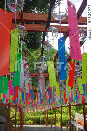 福岡県篠栗町の真言宗御室派山王寺参道の風鈴 94380972